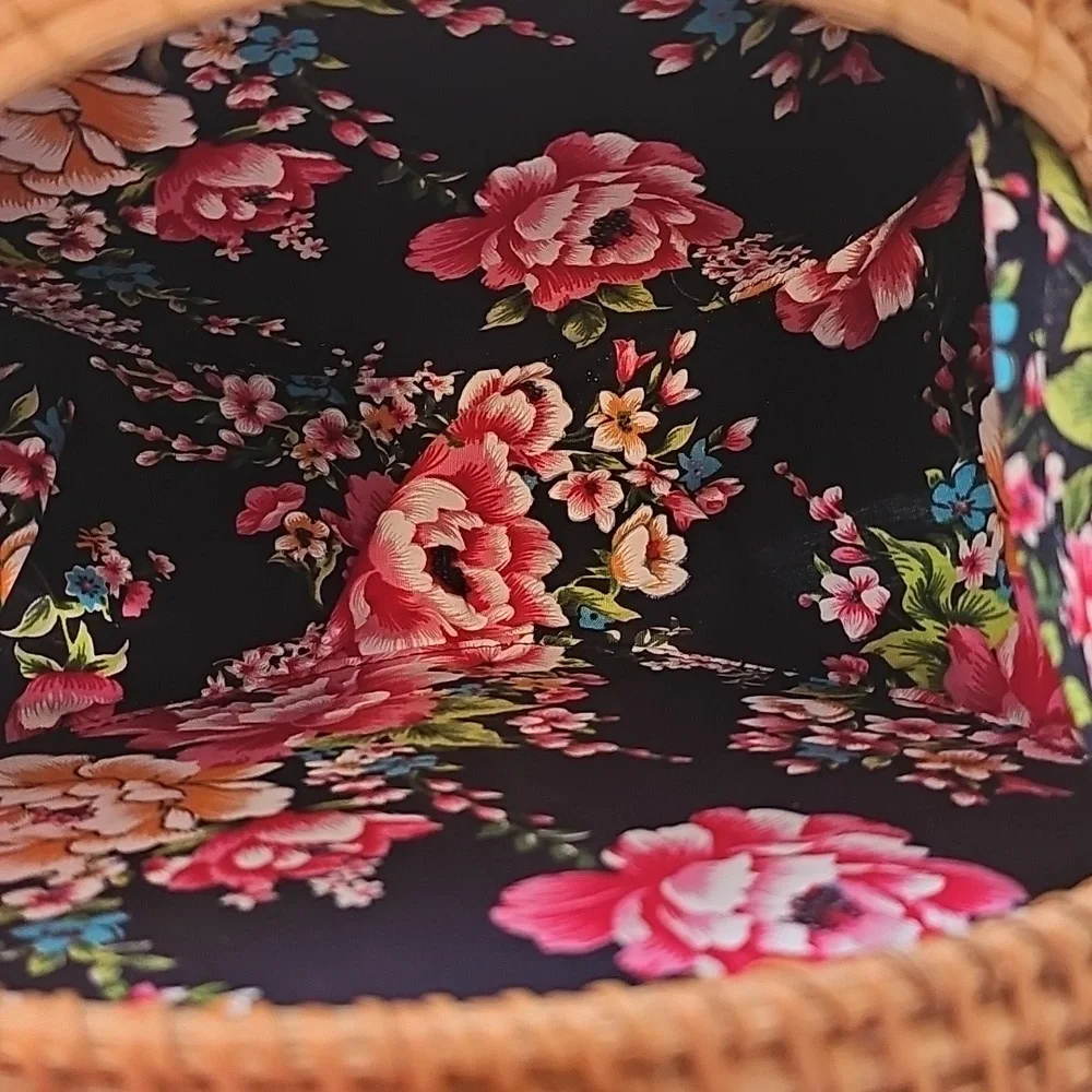 Round‎ Rattan Crossbody Purse. Blue/pink Floral Lined. Excellant Condition.